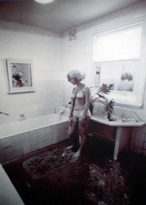 Tim Burns - Mary in the Bathroom - Yellow House -  Urban Dingo Gallery -  auf  - Array - 
